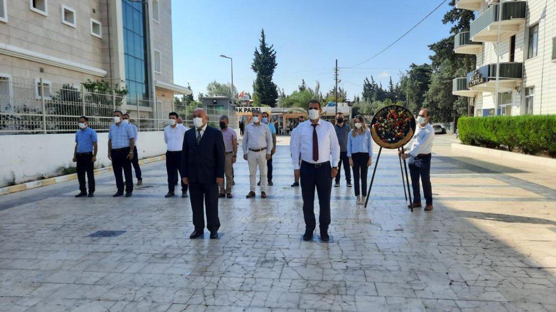 İlköğretim Haftası etkinlikleri çerçevesinde İlçe Milli Eğitim Müdürlüğümüzce Atatürk Anıtına Çelenk Sunma Töreni yapılmıştır.