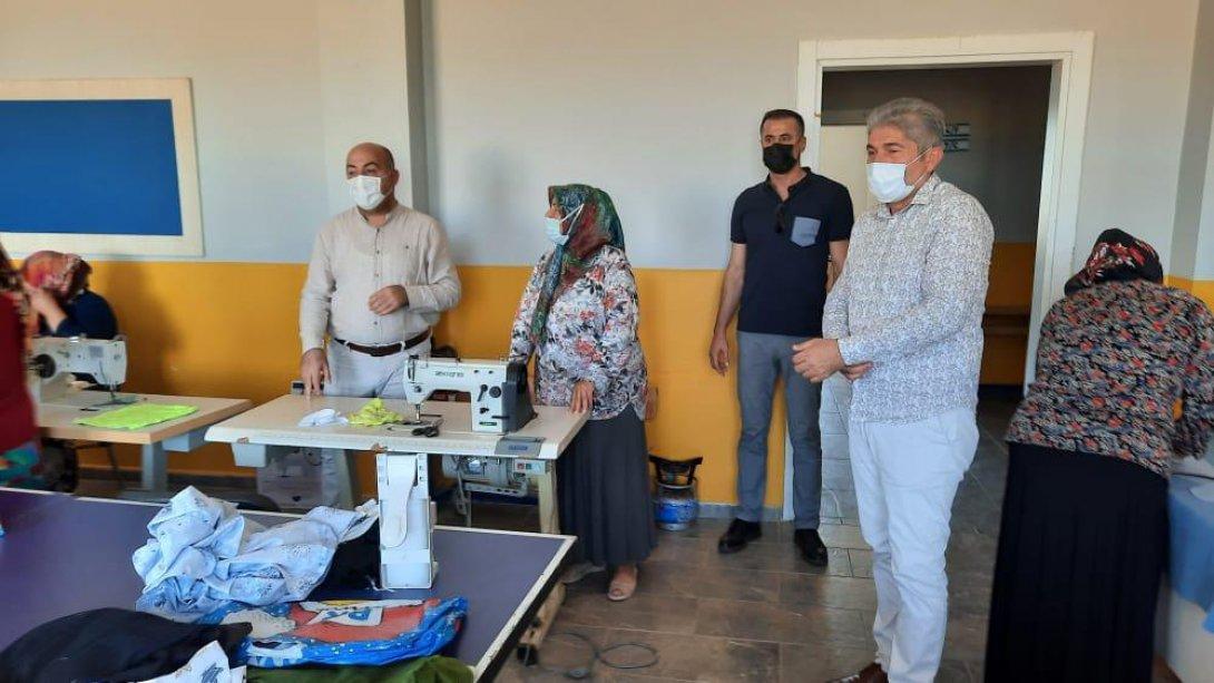  İlçe Milli Eğitim Müdürü Sayın Mustafa TUNÇER ve Şube Müdürü Sayın Ramazan ÖZER ile birlikte Kumlu Halk Eğitimi Merkezi atölyelerini ziyaret etti.